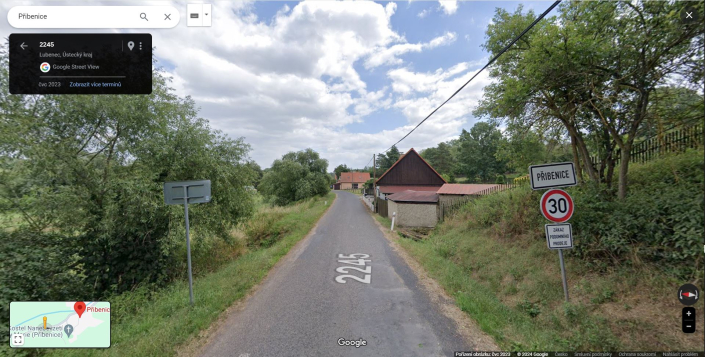 Vjezd do vesnice Přibenice po silnici od vsi Ležky, červenec 2023, zdroj: Google