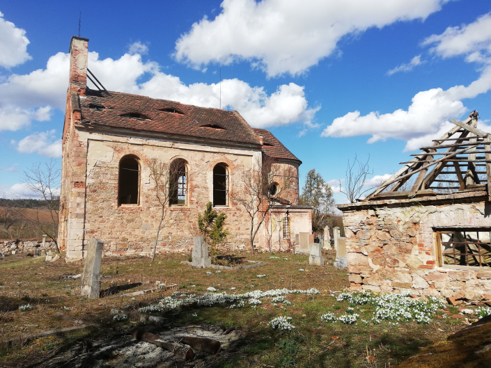 Pohled na kostel, vegetace zbavený hřbitov a márnici, rok 2021, zdroj: Anna Šimralová