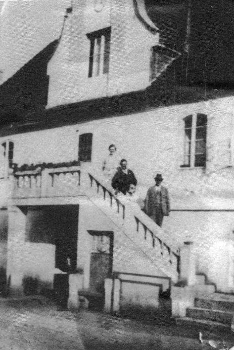 Fotografie z Přibenic (Pschibenz) - památník Hanse Kudlicha na statku rodiny Schuh, rok 1924, zdroj: Heimatstube Podersam - Jechnitz in Kronach