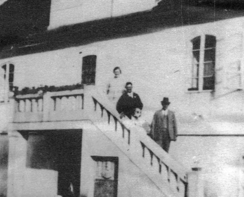 Fotografie z Přibenic (Pschibenz) - památník Hanse Kudlicha na statku rodiny Schuh, rok 1924, zdroj: Heimatstube Podersam - Jechnitz in Kronach